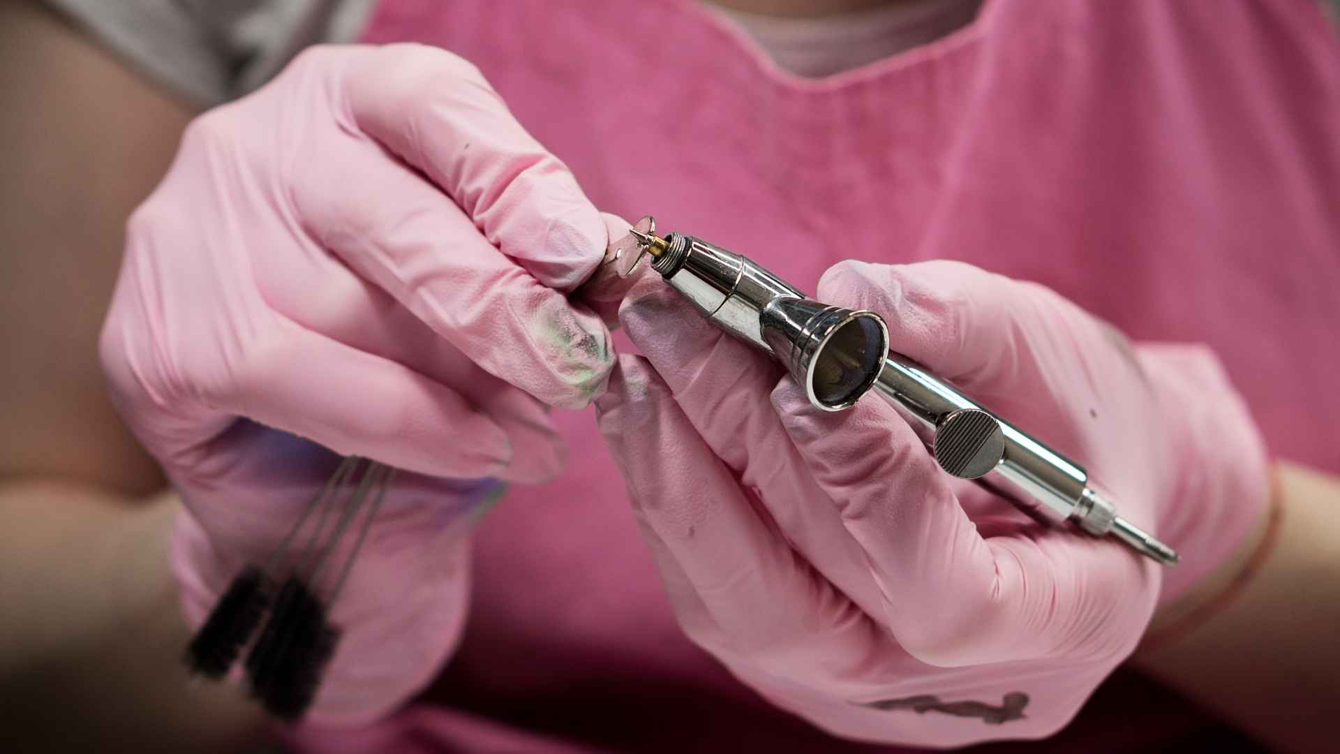 5 שימוש קל בAIRBRUSH לציפורניים